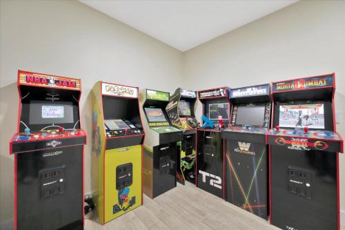 Private Arcade with Pool Hot Tub and Grill Sleeps 10