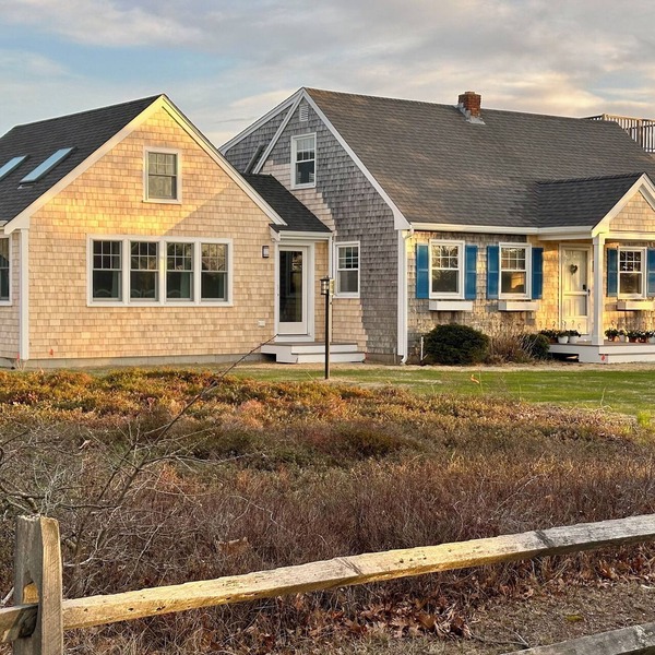 PRIVATE BEACH, 2 min walk. WIFI, AC, sunny/clean. New Kitchen & screened porch.