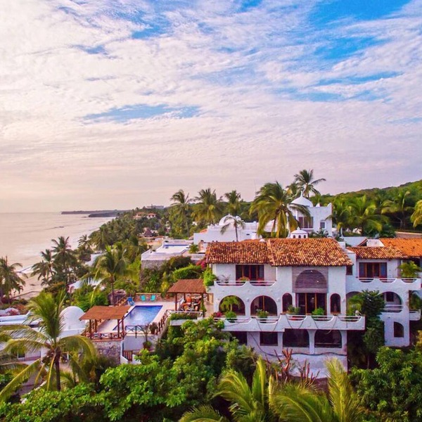 Private Beach- Amazing Surf- Pool -Staff - Gated Home- Suburban & Chef Available