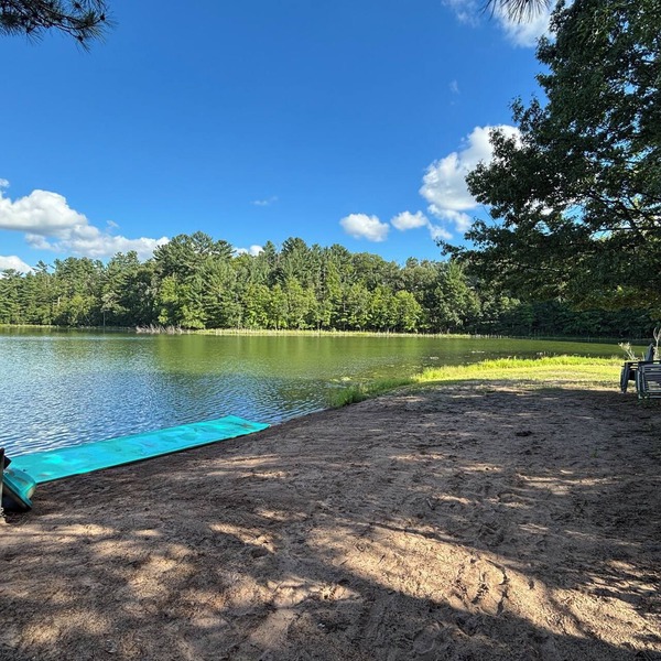 Private beach on Pine Lake, great views, 3 spacious bedrooms and 2 living rooms