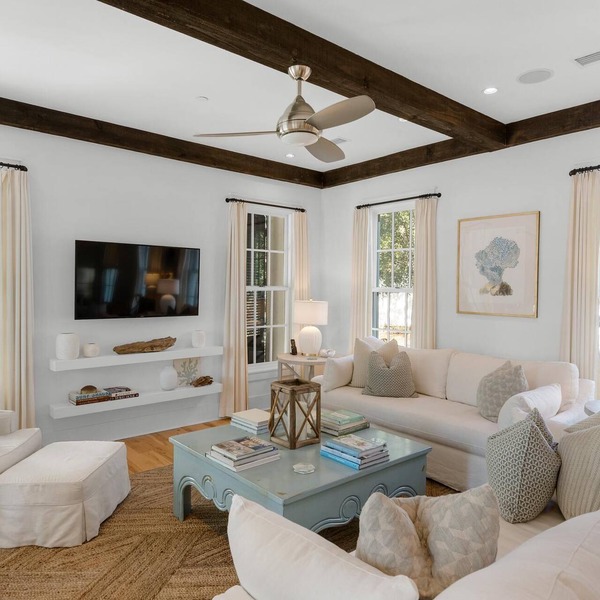 PRIVATE BEACH/POOL ACCESS-Expansive Courtyard-Minutes to Beach/Pools-4 Bikes
