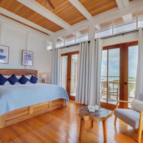 Private Beachfront Villa with Pool & Free Shuttle for Snorkeling Enthusiasts!