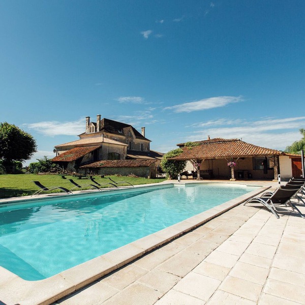 Private Country house surrounded by vines, with a private pool. Up to 20 people