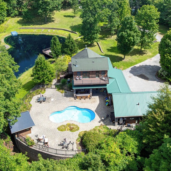 Private Cabin Retreat-Heated Pool/Hot Tub/Tiki Bar