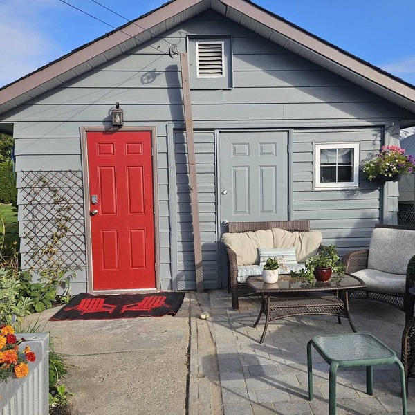 Private carriage house w/Hot tub &Pool