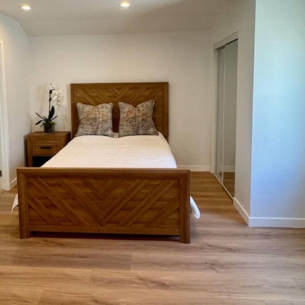 PRIVATE, COMPLETELY RENOVATED ROOMY STUDIO GUEST HOUSE WITH A SPACIOUSE YARD.