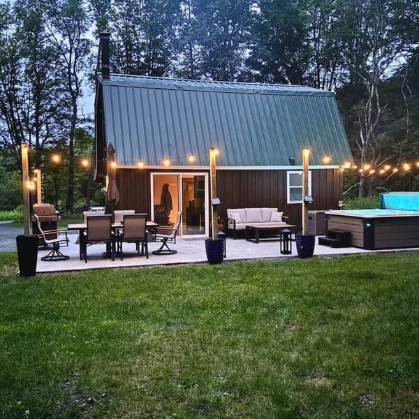 Private Cottage with Hot Tub Near Elk Mountain