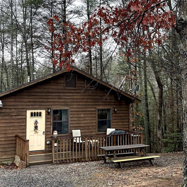 Private cozy cabin in the woods with great view!