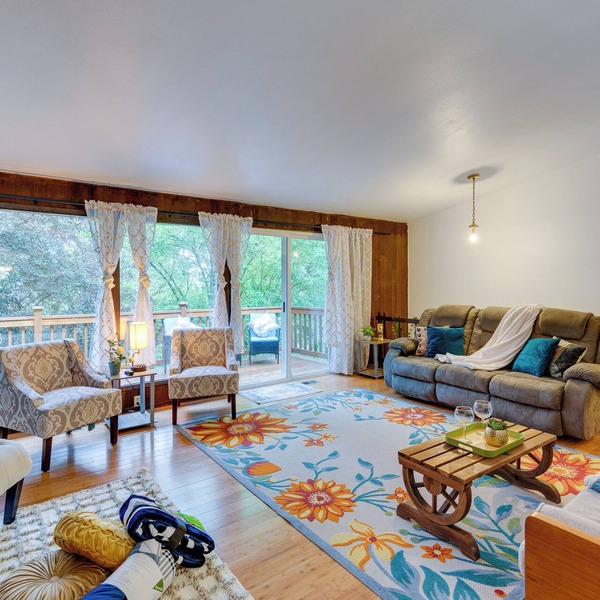 Private Deck & Ample Space! Lake Forest Park Home