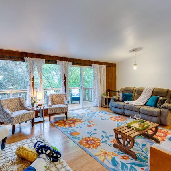 Private Deck & Ample Space! Lake Forest Park Home