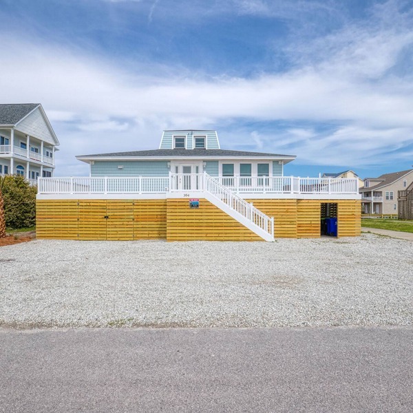 Private dock, ramp, hot tub. Steps to beach access! Pet friendly.