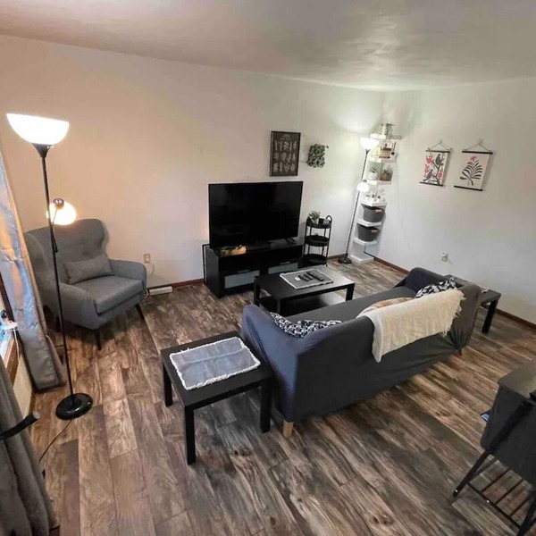 Private duplex in Roxbury near Hospital/Arena - Pet Friendly