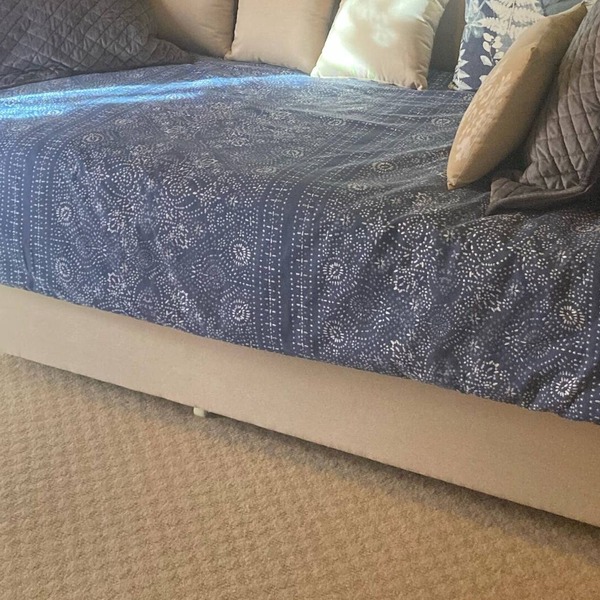 Private entry 1 bedroom unit attached to lodge. Walking distance to lake