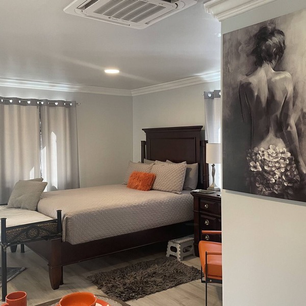 Private guest house, pool & bath.