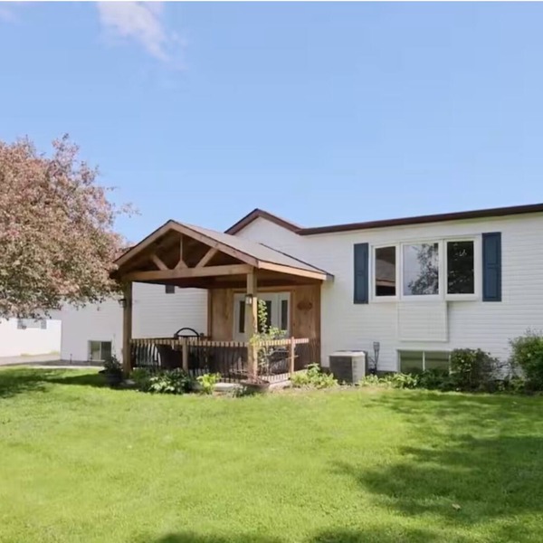 Private Hay Bay Waterfront Napanee w/Pool & Dock