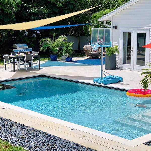 Private Heated Pool & Jacuzzi with Spacious Yard *CLOSE TO BEACH & DOWNTOWN*