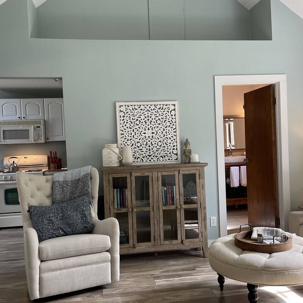 Private hideaway close to everything with lake access.