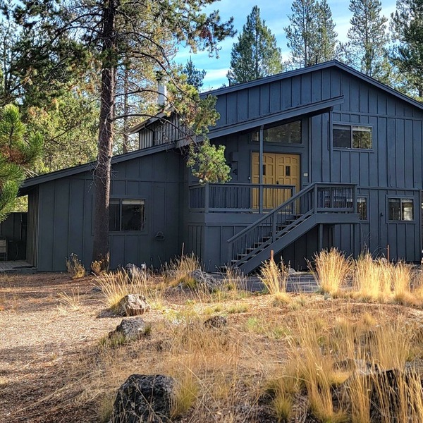 Private home with hot tub, 8 SHARC passes, bike paths, close to Deschutes River