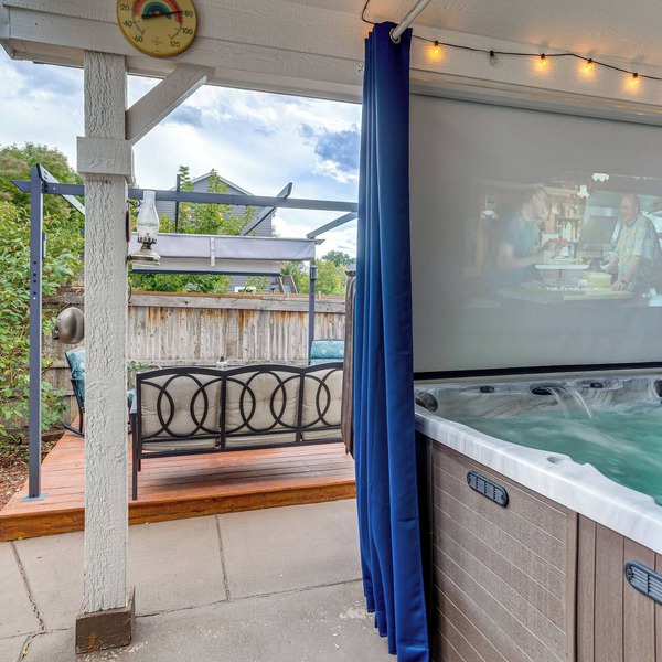 Private Hot Tub w/Projector: Modern Aurora Home