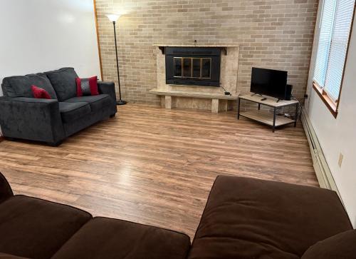 Private house with 4 bedrooms and 2 bathrooms, direct NYC Manhattan train only 10 minute walk away, MetLife Stadium FIFA World Cup 30 minutes away