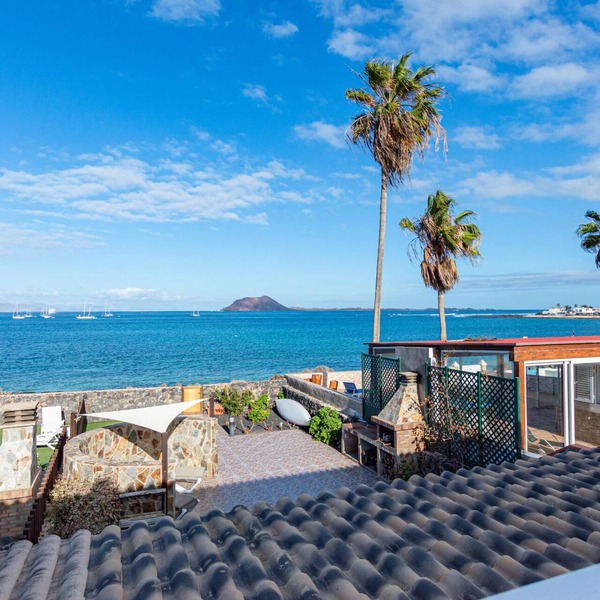 Private, independent villa on the front line, terrace and tranquility