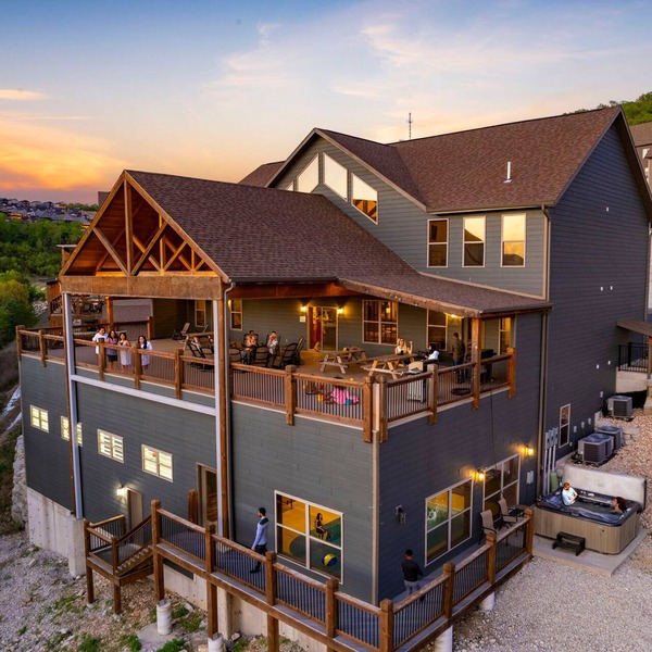Private Indoor Pool & Basketball Court Retreat with Arcade Games, Sleeps 50, Free Tickets & Views