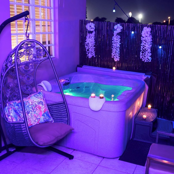 Private Jacuzzi Oasis with Mountain Views. FREE Parking and Laundry