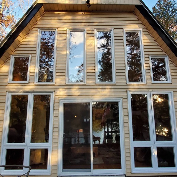 PRIVATE LAKE FRONT COTTAGE near Burks Falls
