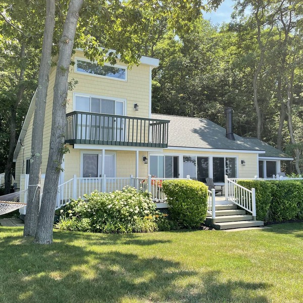 Private Lakefront Cottage w/Gorgeous Lake & Sunset Views!