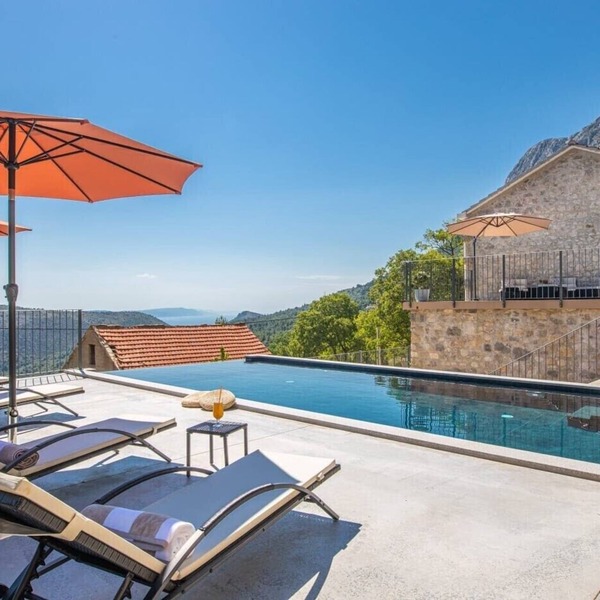 Private Luxusvilla mit beheiztem Pool, großem Garten & Meerblick, Privatsphäre.