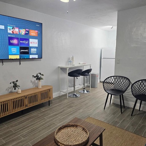 Private Modern 1 Bedroom 6 Miles to Hard Rock Stadium