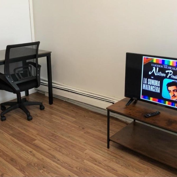 Private one-bedroom and one-bathroom apartment with private street entrance in convenient area