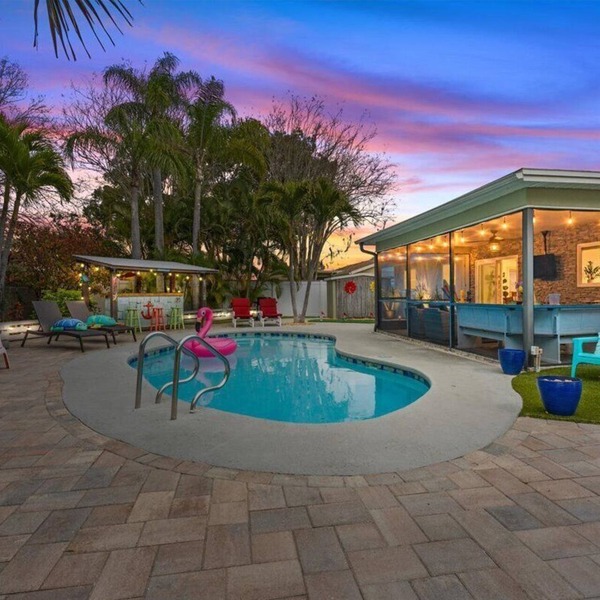 Private Palm Harbor Home H/Pool, Hot Tub, Tiki Bar, Putting Green and More!