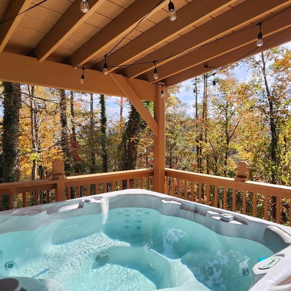 Private Peaceful Side Retreat with Hot Tub - Minutes from Smoky Mountain Park!