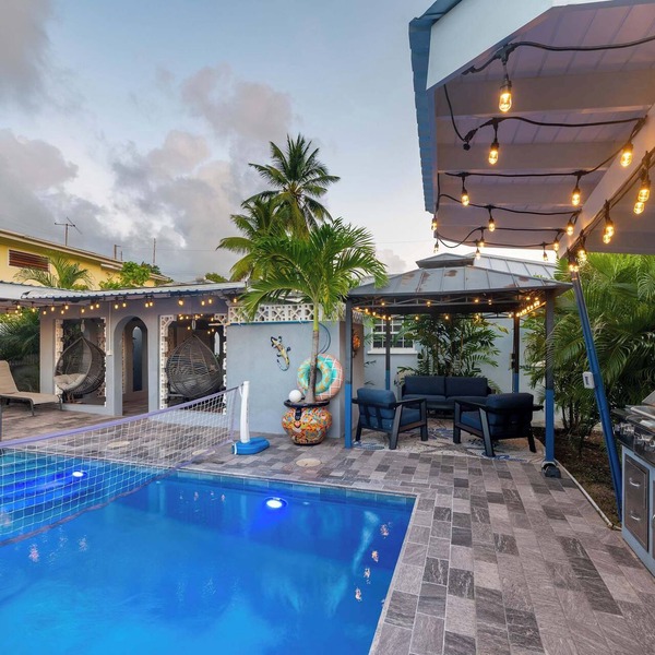 Private Pool | 3 Mins to Welches Beach | BBQ