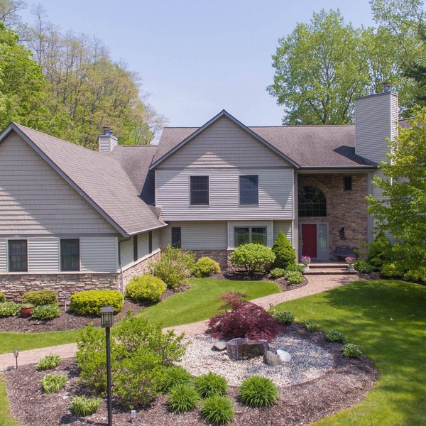 Private Pool/4 Min drive to Beach/5 Star home w/huge yard, firepit & sunroom