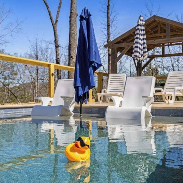 Private Pool Cabin Sleeps 16 - Perfect for family getaways. Pet Friendly