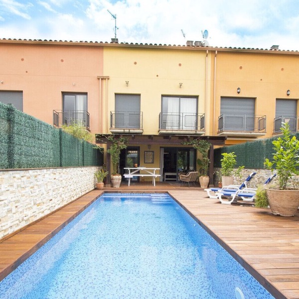 Private pool and 100m to village center! No car!