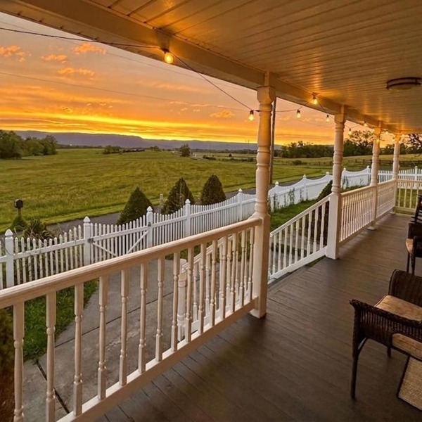 Private Pool HotTub Sauna Wineries Hikes