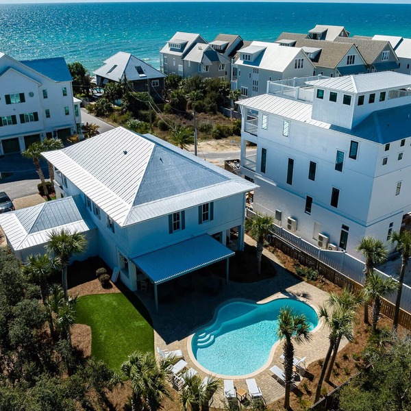 Private pool Sleeps 18. 2min walk to beach. Free beach set ups plenty of Beach!