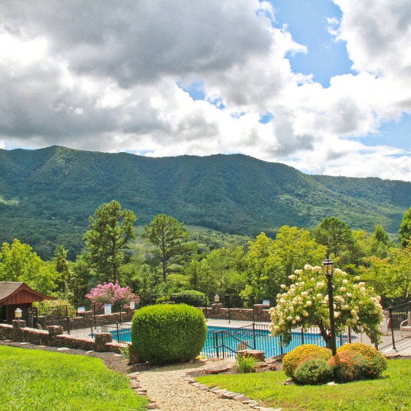 PRIVATE POOL! STUNNING VIEWS! PREMIER Family Lodge on 50 acres in the Smokies!