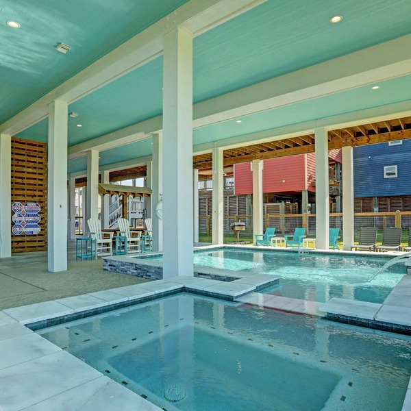 PRIVATE POOL & HOT TUB! Sleeps 22 w/3 King Master Suites & 8 Queen beds!