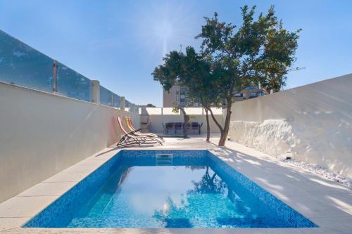 Private Pool Villa with 4BR Suites, Hot Tub & Patio