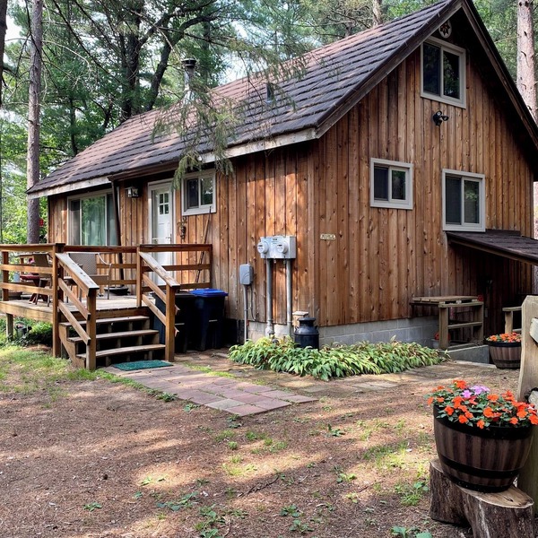 Private “readaway” retreat. Enjoy quality time, unwind and reset. Dog friendly.
