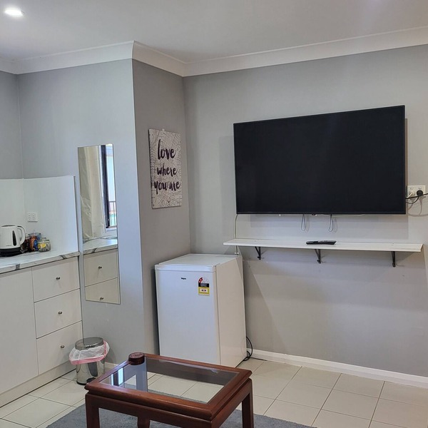 Private Room in Charming Windsor with WiFi, AC, Washing Machine, Kitchenette