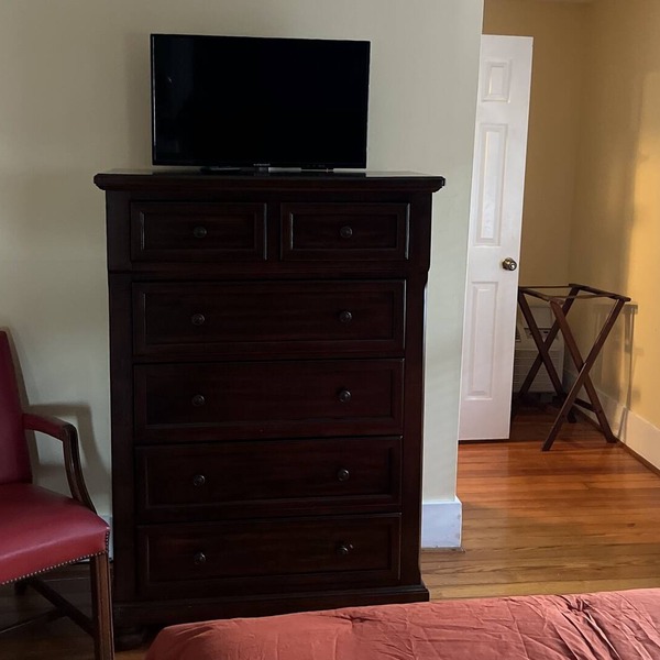 Private room with walking distance to town square, shopping, dining shows & more