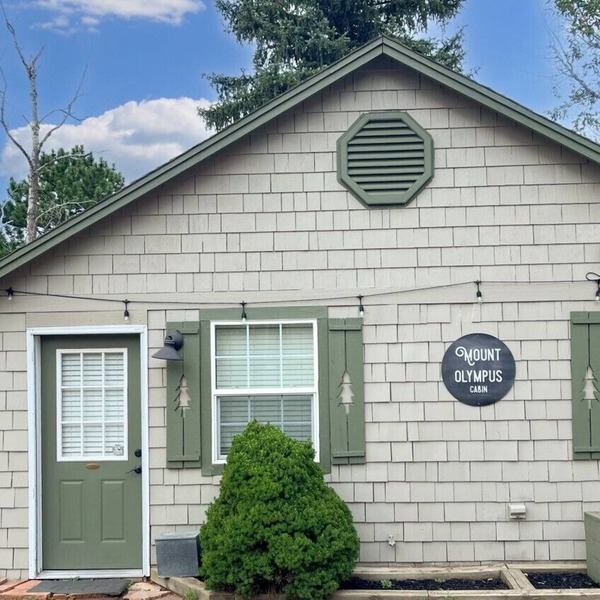 Private Spacious cabin with 2 person Jacuzzi Tub. Dog friendly. Fenced patio