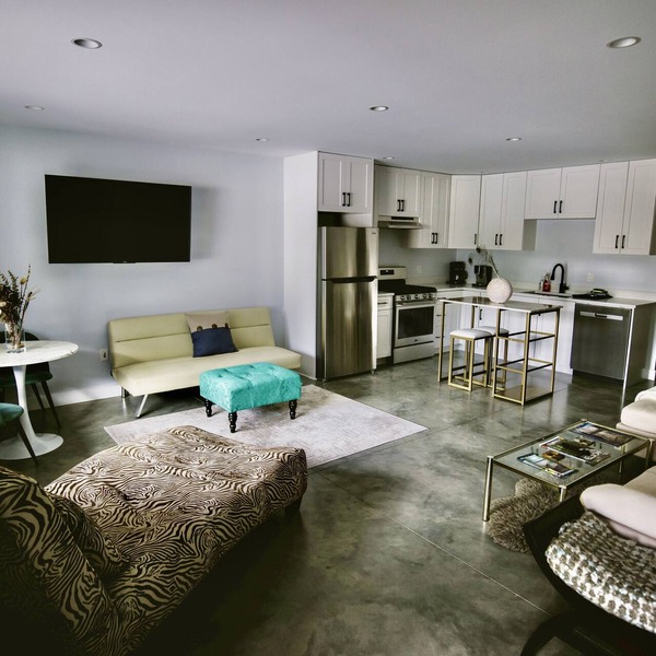 Private, Spacious & Central Suite near lake with AC, 25Km to Whitewater ski hill
