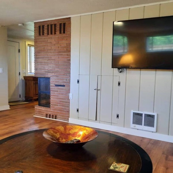 Private & Spacious Daylight Basement Apartment with Kitchen