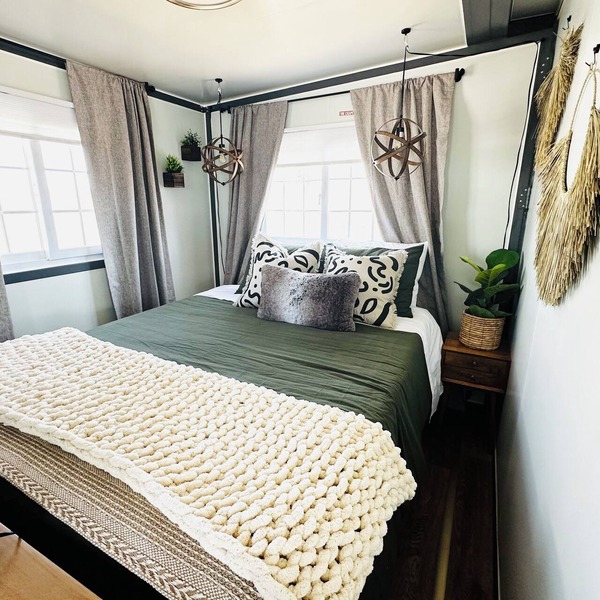 Private, Spacious Studio BoxHouse with Office: Queen Bed with Office